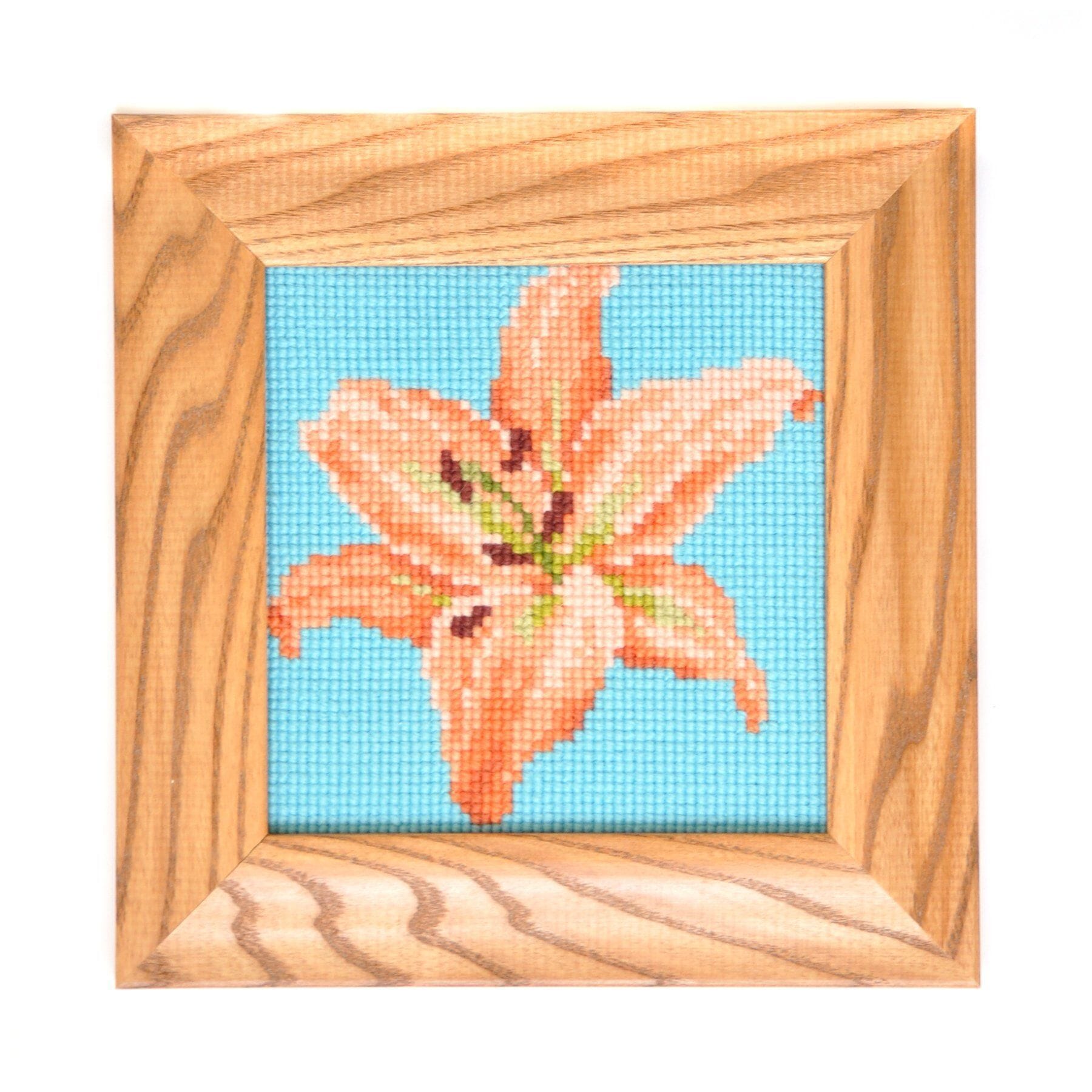 Lily Mini Needlepoint Kit Kits Elizabeth Bradley Design - 1