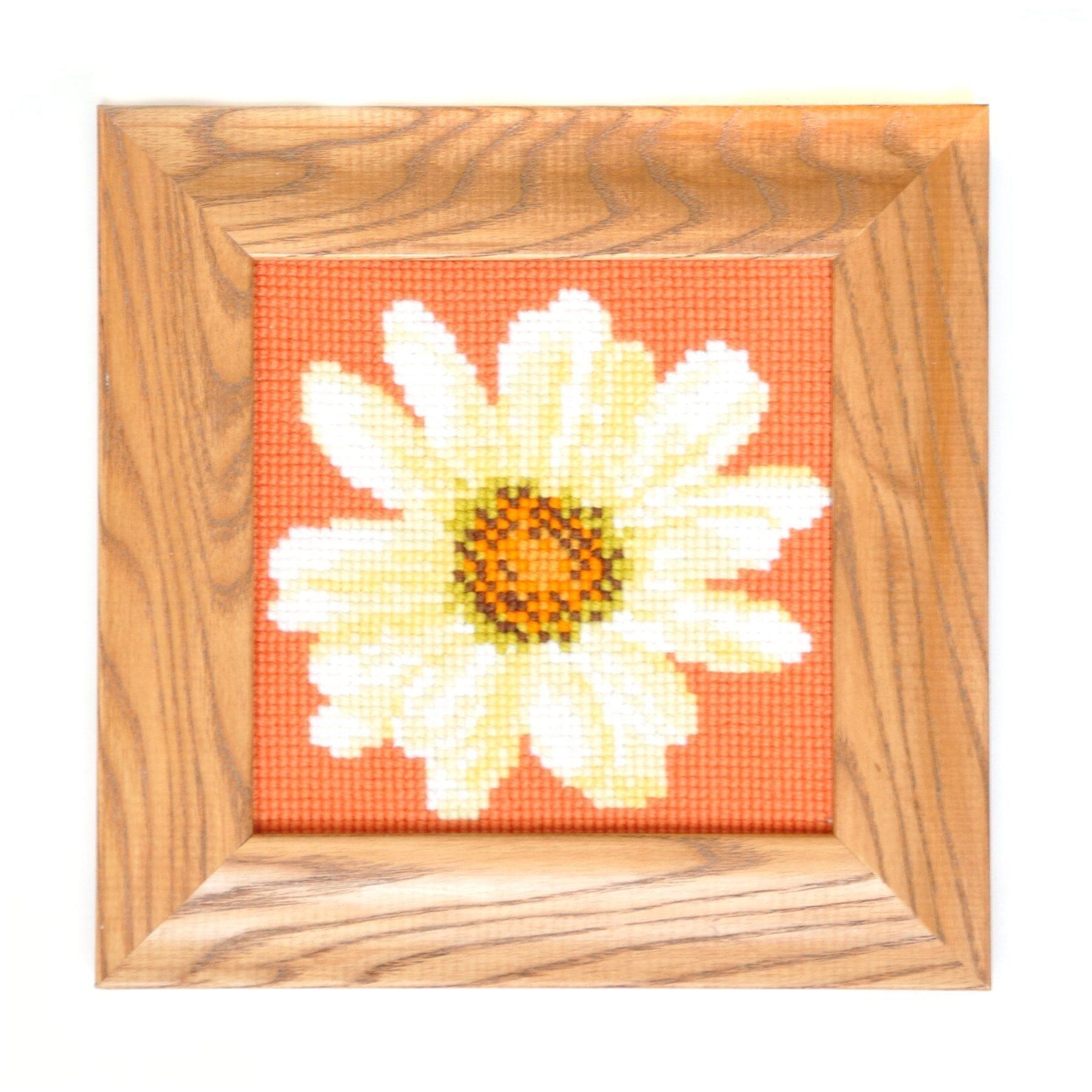 Daisy Mini Needlepoint Kit Kits Elizabeth Bradley Design  - 1